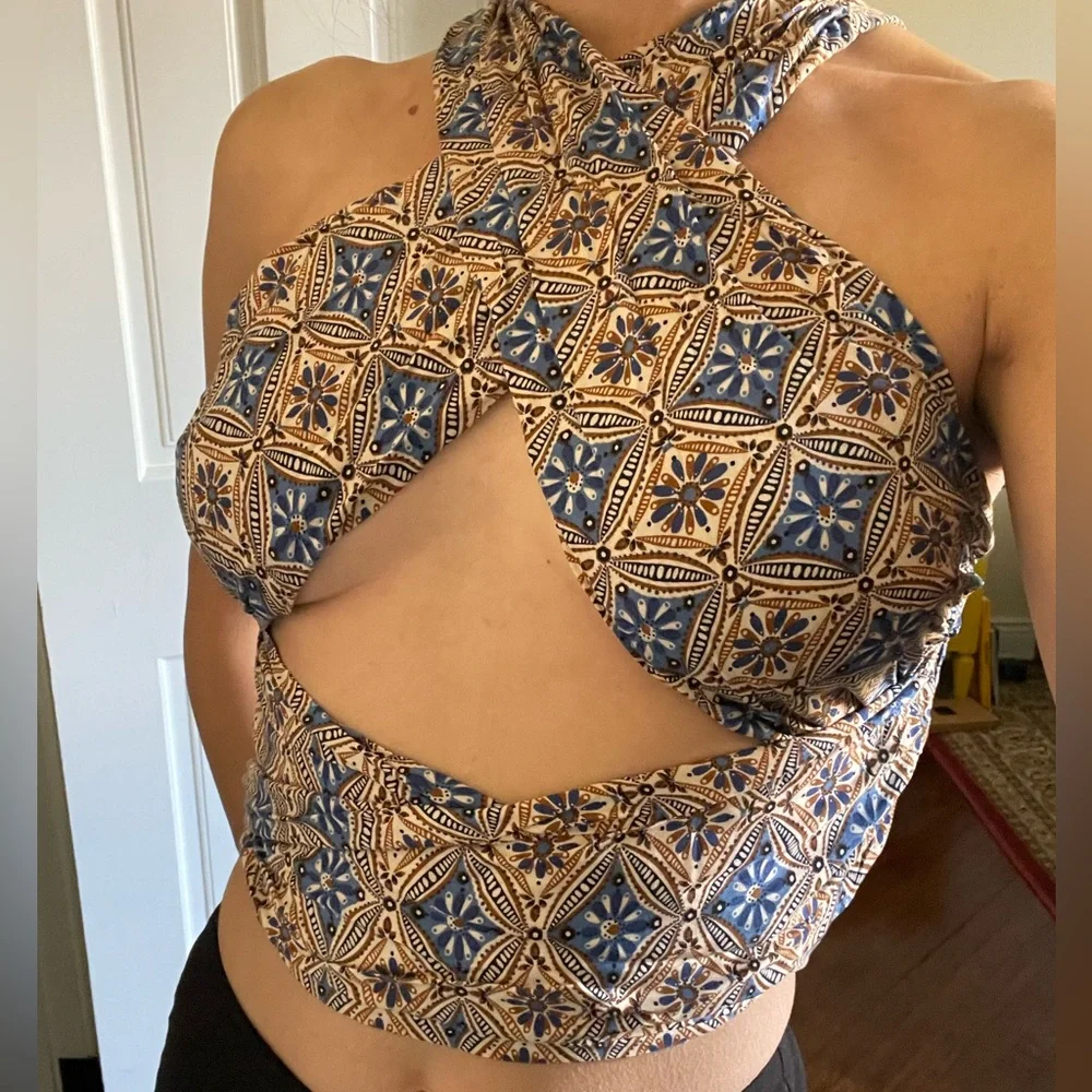 Valija Top Cross Over Halter Cut Out - Picture 1 of 4